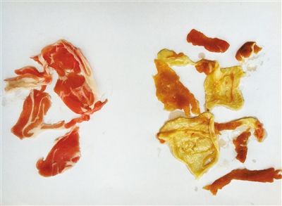 純羊肉卷解凍后呈鮮紅色(左)。從新發(fā)地牛羊肉批發(fā)市場(chǎng)商戶高佳處買的摻假羊肉卷(右)，解凍后肥瘦分散，顏色發(fā)黃。