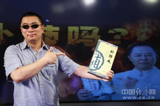 “中國打假第一人”王海獨家做客中國經(jīng)濟網(wǎng)《我消費》欄目，劍指“補肺丸”涉嫌虛假宣傳。中國經(jīng)濟網(wǎng)/發(fā)(閆微微攝影)