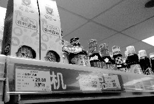 永旺超市里，兒童醬油價格不菲且品種繁多，但買的顧客較少。信息時報記者 郭柯堂 攝 