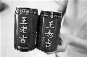 撕開包裝紙印有“王老吉”的加多寶（右）與廣藥集團(tuán)出品的王老吉，還是有不少區(qū)別。（圖片來源：現(xiàn)代金報）