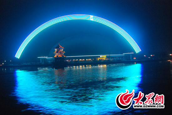 夜色中的宋代古城，顯得幽美神秘，水在城中，城在水中，水城一體，交相輝映。