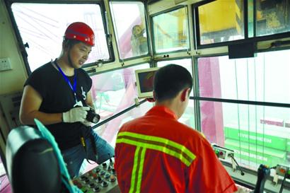 青島港超級工人煉成記:50米高空對準(zhǔn)鎖眼