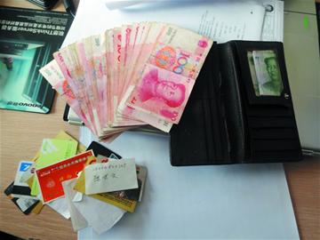 男子浴池洗澡丟5萬元錢包 認(rèn)定找不回不找