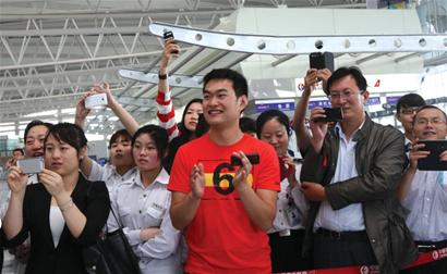青島機(jī)場(chǎng)空姐上演制服秀 現(xiàn)場(chǎng)派送玫瑰