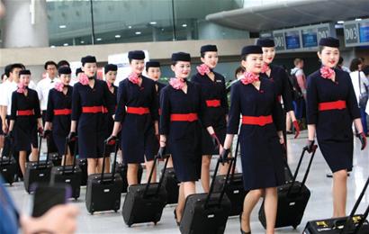 青島機(jī)場(chǎng)空姐上演制服秀 現(xiàn)場(chǎng)派送玫瑰