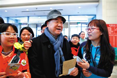 昨日，北京會(huì)議中心，全國政協(xié)十二屆三次會(huì)議委員駐地，前來報(bào)到的委員莫言被記者圍住采訪。新京報(bào)記者