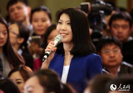 2015兩會(huì):著裝艷麗記者提問(wèn)機(jī)會(huì)多