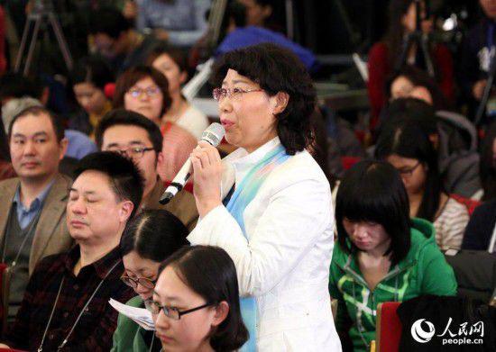 2015兩會(huì):著裝艷麗記者提問(wèn)機(jī)會(huì)多