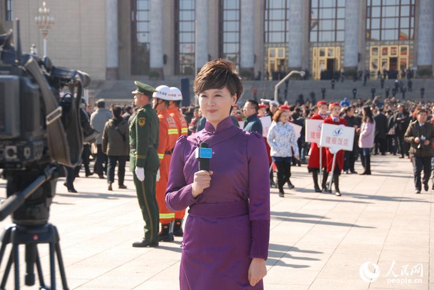 美女記者齊聚人民大會(huì)堂報(bào)道政協(xié)開幕