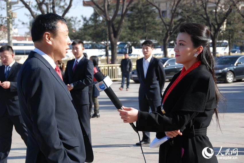 美女記者齊聚人民大會堂報道政協(xié)開幕