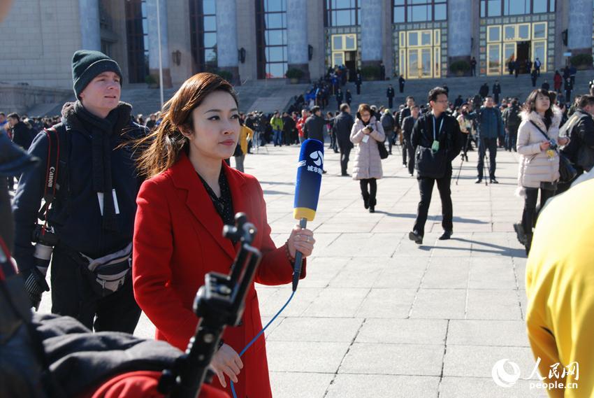 美女記者齊聚人民大會堂報道政協(xié)開幕