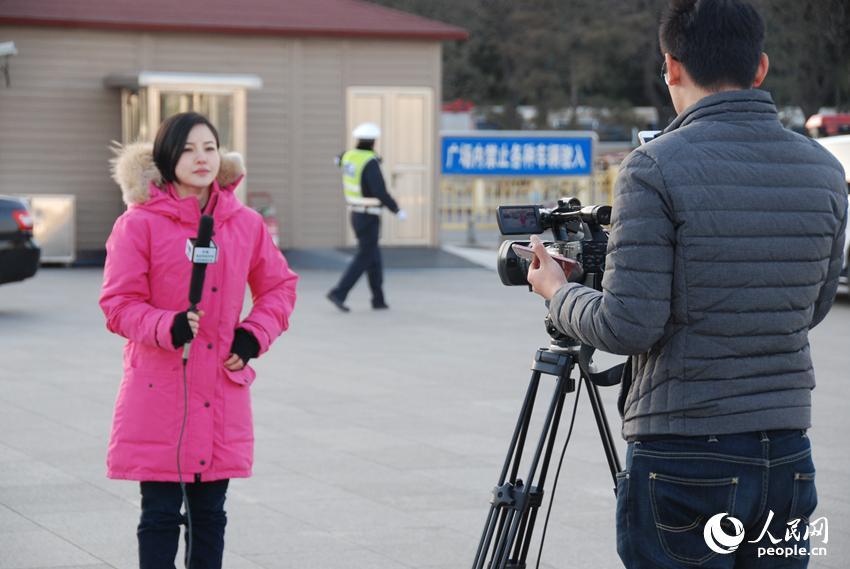 美女記者齊聚人民大會堂報道政協(xié)開幕