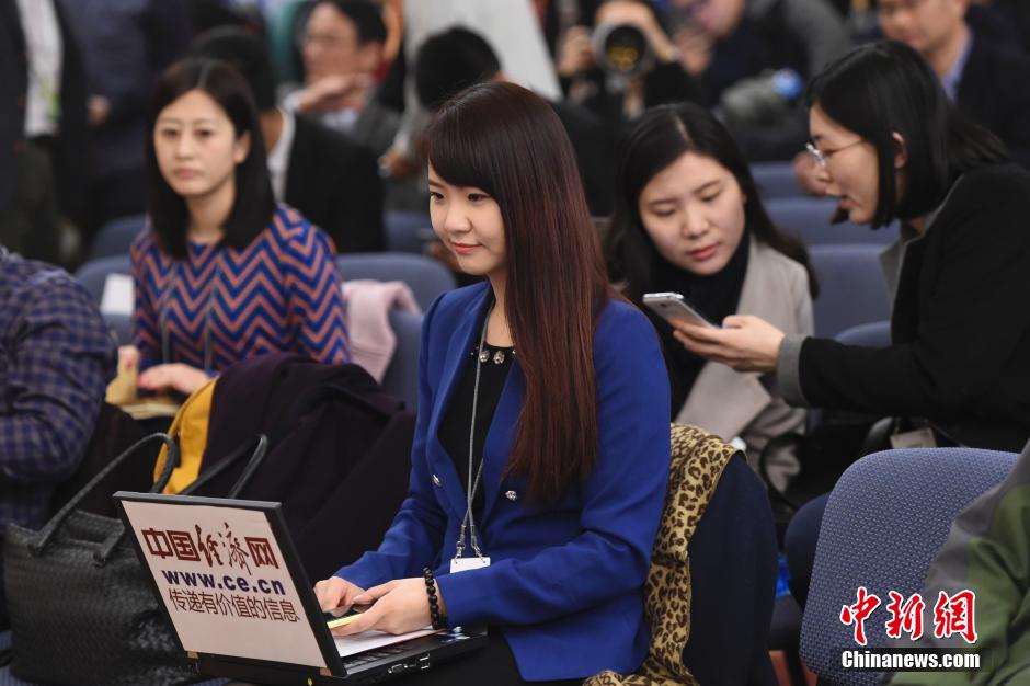 “三八”婦女節(jié)兩會上的女記者