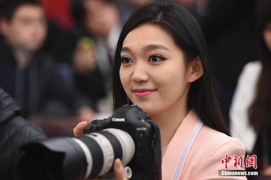 “三八”婦女節(jié)兩會(huì)上的女記者