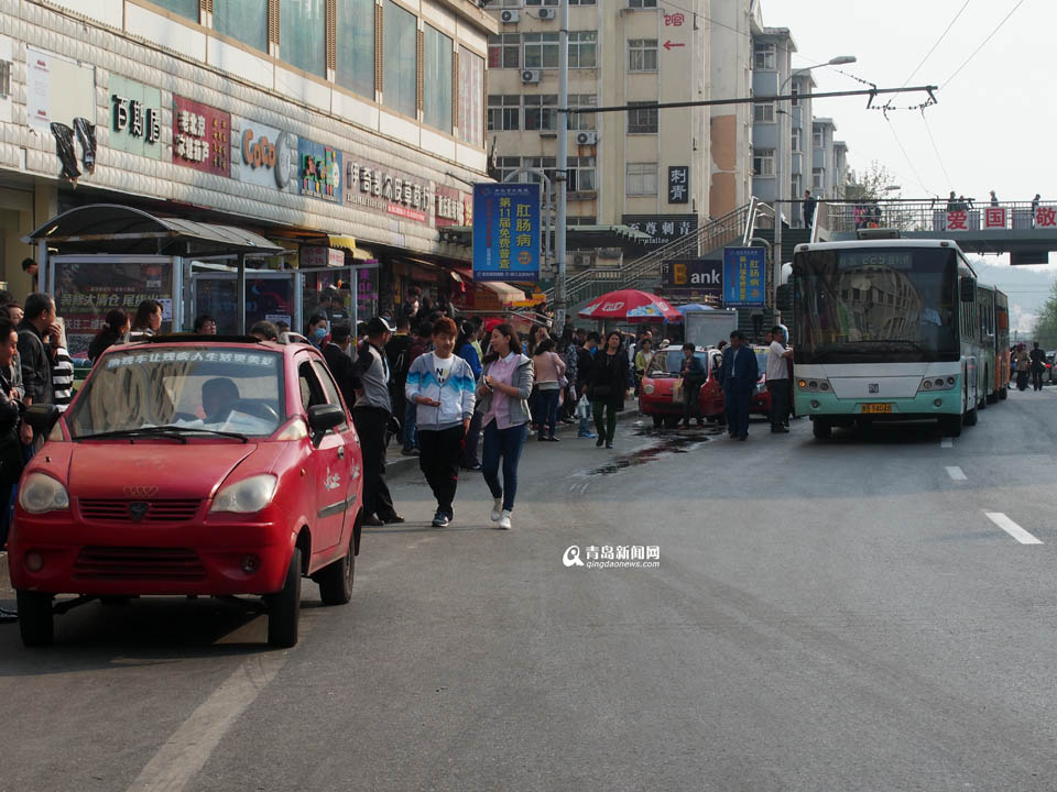 【深度青島】實(shí)拍臺東奇葩停車 交通豈能順暢