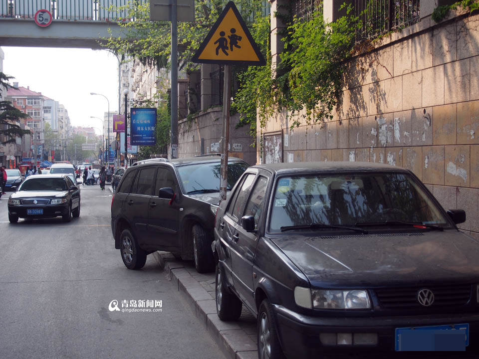 【深度青島】實(shí)拍臺東奇葩停車 交通豈能順暢