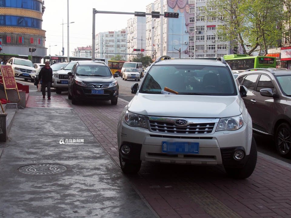 【深度青島】實(shí)拍臺東奇葩停車 交通豈能順暢