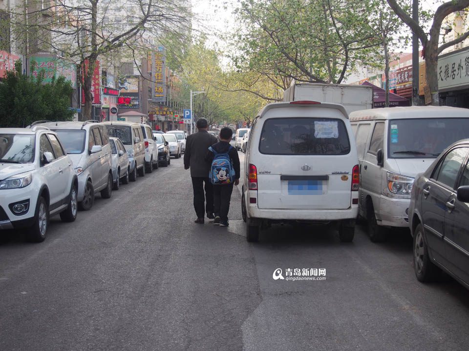 【深度青島】實(shí)拍臺東奇葩停車 交通豈能順暢