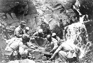 由于日軍的殘酷“掃蕩”，造成了敵后戰(zhàn)場(chǎng)嚴(yán)重的困難局面。圖為八路軍以野菜充饑，露宿山野。