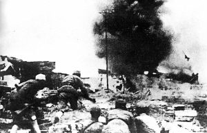1943年11月，中國(guó)軍隊(duì)在常德會(huì)戰(zhàn)中與日軍激戰(zhàn)。