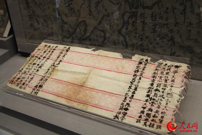 中國留日學(xué)生茍吉堂出獄后再毛巾上書寫的反對日本發(fā)動九一八事變的抗議書。邱越攝