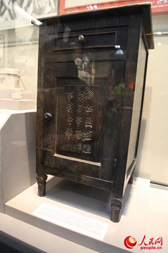 第七戰(zhàn)區(qū)長官部副參謀長傅常出川抗戰(zhàn)前給妻兒留下一封家書，其妻子將家書中的話刻在燈柜上以期長遠(yuǎn)流傳。邱越攝