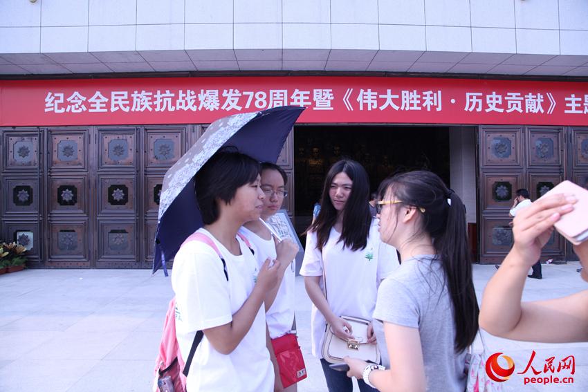 北京理工大學(xué)的學(xué)生參觀結(jié)束后接受記者采訪。邱越攝