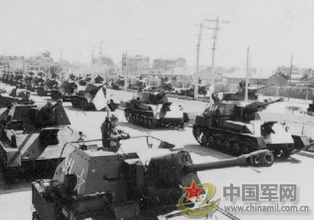 1951年國(guó)慶閱兵 給全國(guó)人民鼓舞士氣