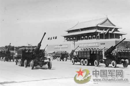 1951年國(guó)慶閱兵 給全國(guó)人民鼓舞士氣