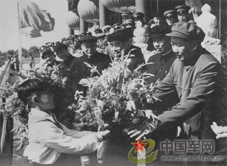 1951年國(guó)慶閱兵 給全國(guó)人民鼓舞士氣