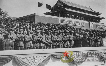 1951年國(guó)慶閱兵 給全國(guó)人民鼓舞士氣