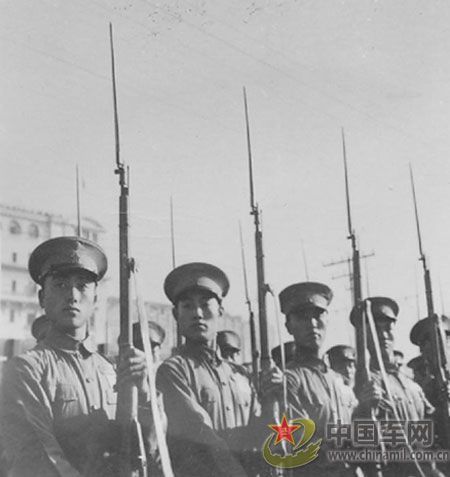 1951年國(guó)慶閱兵 給全國(guó)人民鼓舞士氣