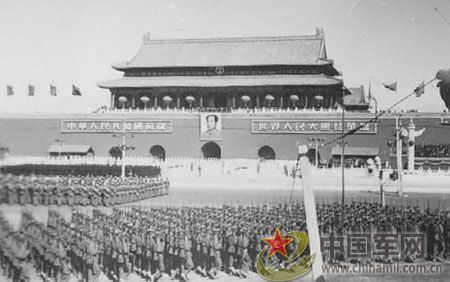 1951年國(guó)慶閱兵 給全國(guó)人民鼓舞士氣