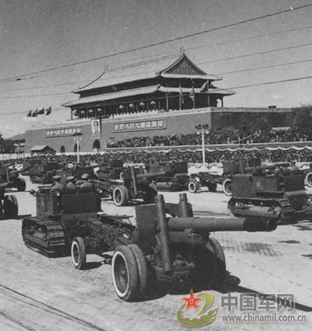 1951年國(guó)慶閱兵 給全國(guó)人民鼓舞士氣