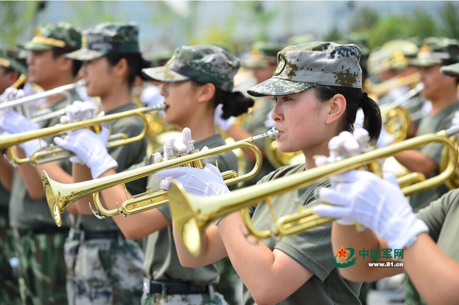 閱兵聯(lián)合軍樂團(tuán)與合唱團(tuán)合練 女隊員亮眼
