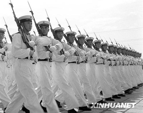 1957年國慶閱兵 國產戰(zhàn)斗機升空為“一五”告捷