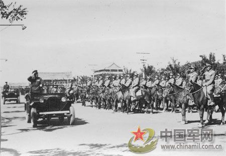 1950年國(guó)慶1周年閱兵(組圖)
