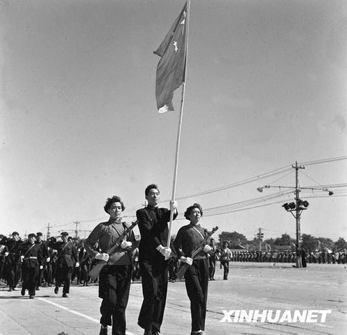 1958年國慶閱兵 民兵方隊規(guī)?？涨?組圖)