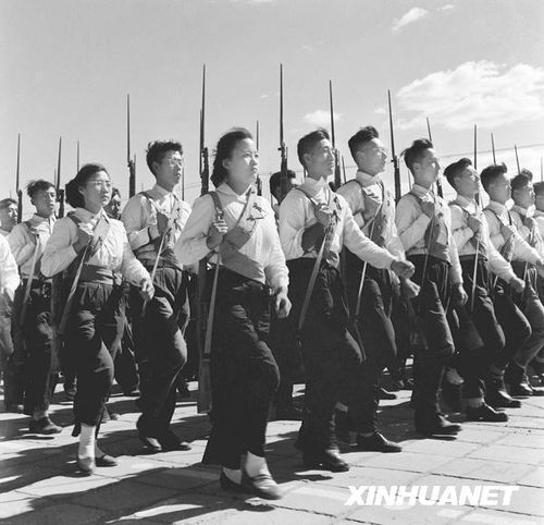 1958年國慶閱兵 民兵方隊規(guī)?？涨?組圖)