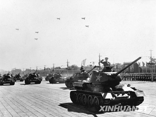 1958年國慶閱兵 民兵方隊規(guī)?？涨?組圖)