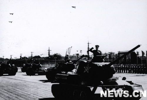 1958年國慶閱兵 民兵方隊規(guī)?？涨?組圖)