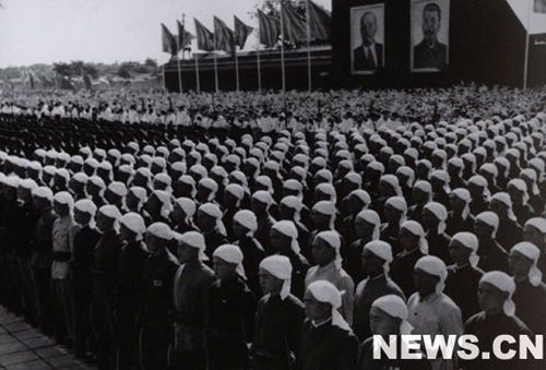 1958年國慶閱兵 民兵方隊規(guī)?？涨?組圖)