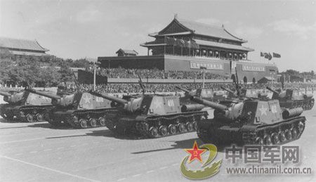 1958年國慶閱兵 民兵方隊規(guī)?？涨?組圖)