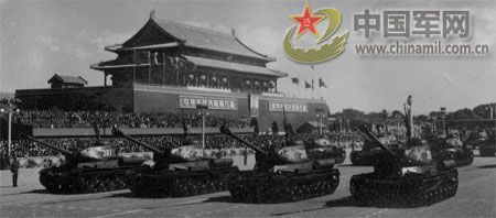 1958年國慶閱兵 民兵方隊規(guī)?？涨?組圖)