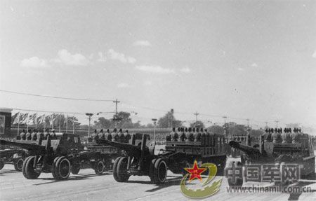 1958年國慶閱兵 民兵方隊規(guī)?？涨?組圖)