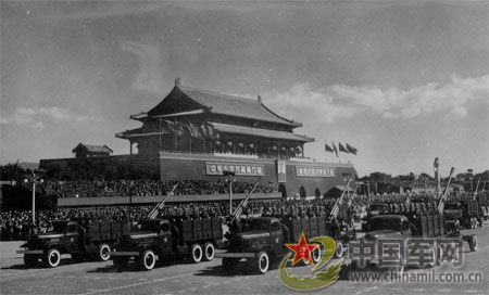 1958年國慶閱兵 民兵方隊規(guī)?？涨?組圖)