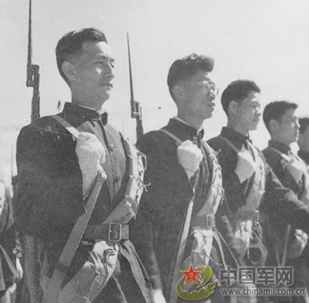 1958年國慶閱兵 民兵方隊規(guī)?？涨?組圖)