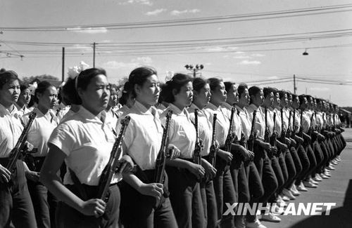 1958年國慶閱兵 民兵方隊規(guī)?？涨?組圖)