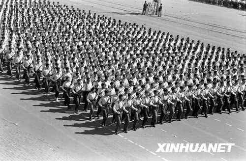 1958年國(guó)慶閱兵 民兵方隊(duì)規(guī)?？涨?組圖)