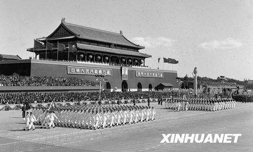 1958年國慶閱兵 民兵方隊(duì)規(guī)?？涨?組圖)
